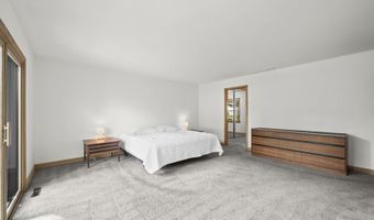 2110 E Eastman Ct, Arlington Heights, IL 60004