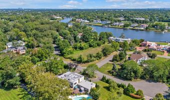 10 Macy Dr, Hewlett Bay Park, NY 11557