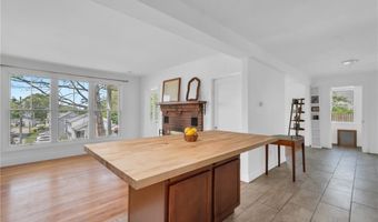 14 Barnsdale Rd, East Providence, RI 02914