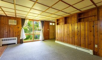 142 Honeyman Ave, Middletown, RI 02842