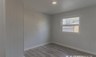 23 3rd Ave W, Deaver, WY 82421