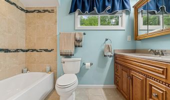 15 Kennedy Ct, Middletown, NJ 07748