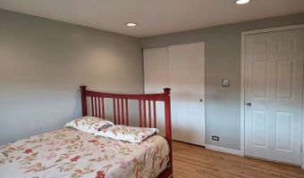 1719 W Lexington Dr, Arlington Heights, IL 60004