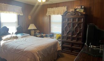 571 Hopping Rd, Belford, NJ 07718