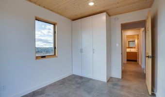 8 Quonset Way, Carson, NM 87517