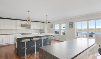 5 Hampden St, Barrington, RI 02806