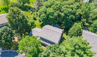 21 E Newhaven Cir, Madison, WI 53717