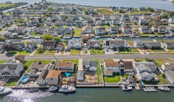 15 Hayes Rd, Amity Harbor, NY 11701