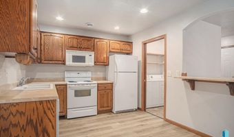 421 N 9th Ave, Brandon, SD 57005