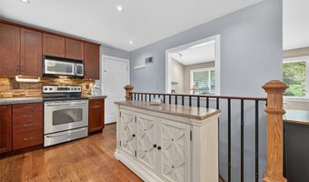 124 Vlasis Dr, Ballwin, MO 63011