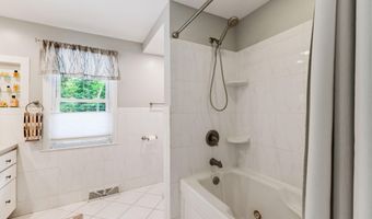 17 Northgate Dr, Albany, NY 12203