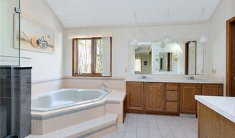 200 GREENTREE Cir, Aurora, OH 44202