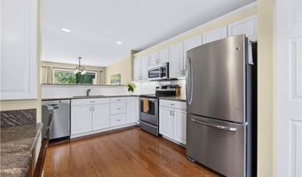 2 Martingale Ln, Narragansett, RI 02882