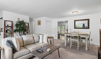 137 Point Of Woods Dr, Albany, NY 12203