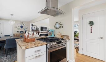 17 Lee St, Cranston, RI 02920