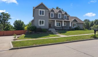 923 S 10th St, Adel, IA 50003