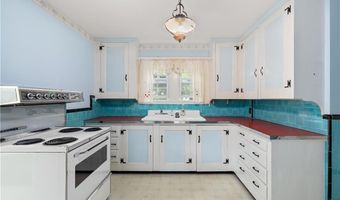 10 Pelham Pkwy, North Providence, RI 02911