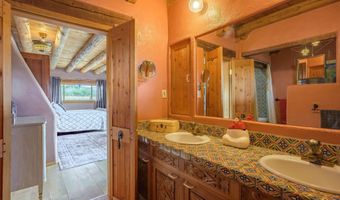 42 Hondo Seco Rd, Arroyo Hondo, NM 87513