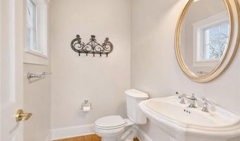 9 Ocean Lawn Ln, Newport, RI 02840
