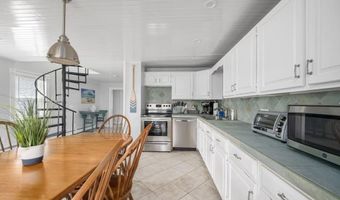 7 Conant Ave, Narragansett, RI 02882