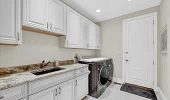 295 Meadowbrook Country Club Est, Ballwin, MO 63011