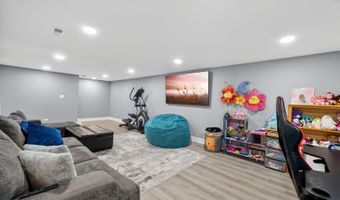 24 W Berkley Dr, Arlington Heights, IL 60004