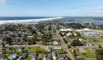 655 11th St, Bandon, OR 97411