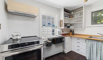 10 Casey Ct, Newport, RI 02840