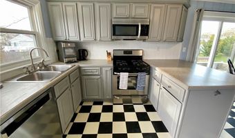 182 Newport Ave, Middletown, RI 02842