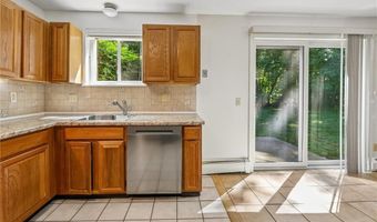 8 Cinnamon Ln, Narragansett, RI 02874