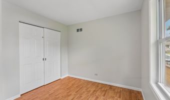 327 Oakwood Dr, Antioch, IL 60002