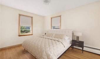 83 FESSENDEN St, Warwick, RI 02886