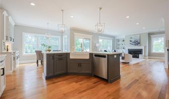 2 Bluemead Farm Ln, Barrington, RI 02806