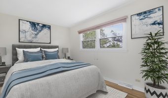 5 S Windsor Dr, Arlington Heights, IL 60004