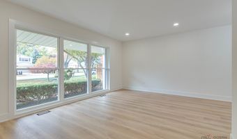 3023 N Windsor Dr, Arlington Heights, IL 60004