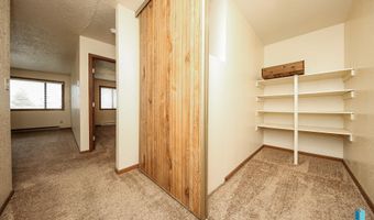 1411 E Rushmore Dr, Brandon, SD 57005