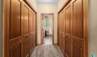 1409 W Creekside Dr, Brandon, SD 57005