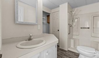 92 Bayview Pkwy, Middletown, RI 02842
