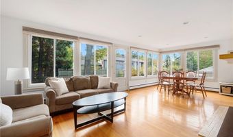 6 Conway Dr, Barrington, RI 02806