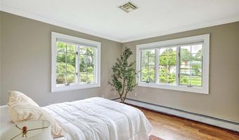 33 Meadowbrook Dr, Barrington, RI 02806