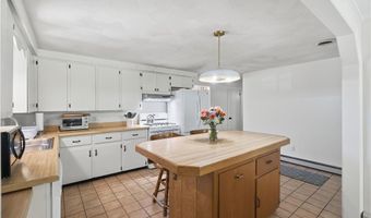 6 Lakewood Dr, Narragansett, RI 02882