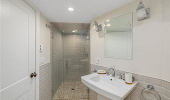 26 Narragansett Ave, Newport, RI 02840