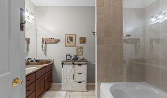 1 Indian Neck Ave APT 6, Branford, CT 06405