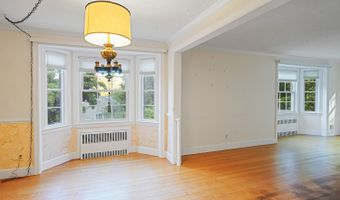 35 Lakewood Cir N, Manchester, CT 06040