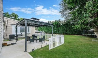 62 Bayside Ave, Amity Harbor, NY 11701