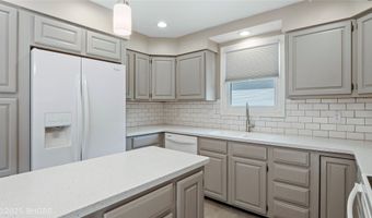 2325 E 40th Ct, Des Moines, IA 50317