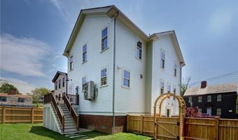 75 Bridge St, Newport, RI 02840