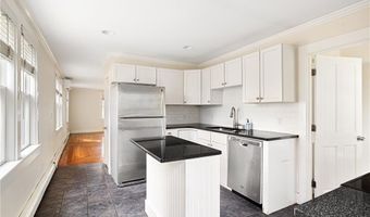7 Marsh St, Newport, RI 02840