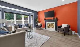 567 Brook Meadow Dr, Ballwin, MO 63021