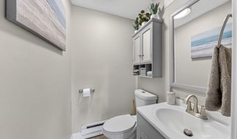 22 Connecticut Ave, Middletown, RI 02842